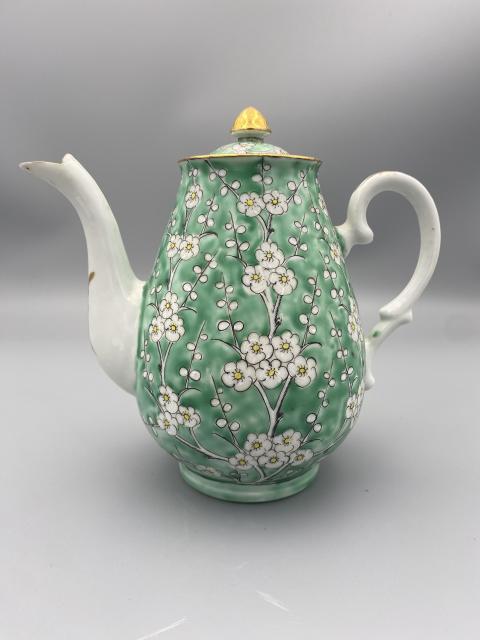 古玩陶瓷0起159一口晚清松石綠地粉彩冰梅紋茶壺拍賣，當前價格1584元