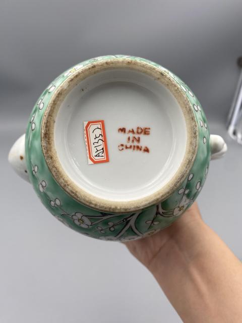 古玩陶瓷0起159一口晚清松石綠地粉彩冰梅紋茶壺拍賣，當前價格1584元