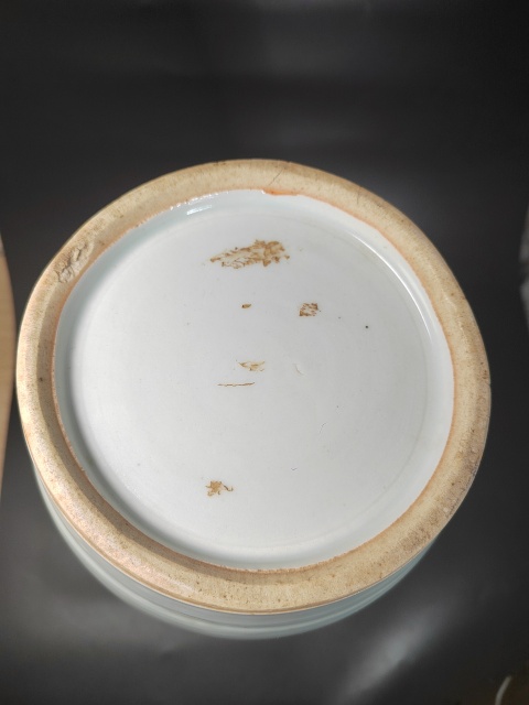 古玩陶瓷粉彩庭院仕女圖撇口瓶拍賣(mài)，當(dāng)前價(jià)格2888元
