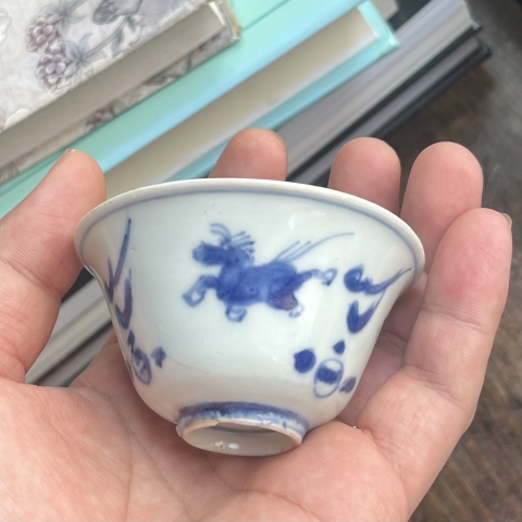 古玩陶瓷明晚期青花飛馬主人杯拍賣，當前價格1380元