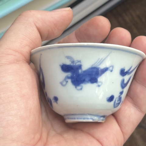 古玩陶瓷明晚期青花飛馬主人杯拍賣，當前價格1380元