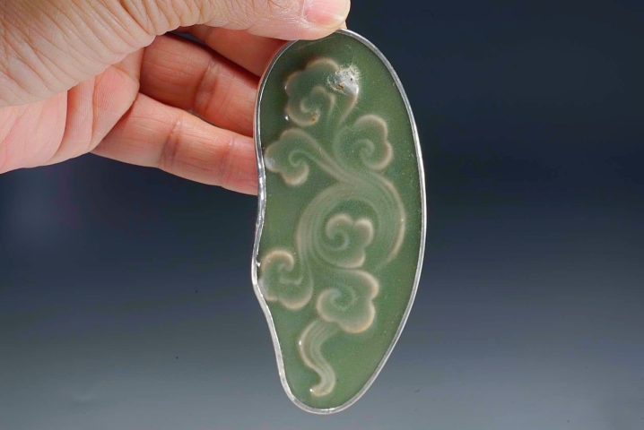 古玩陶瓷元代·龍泉青瓷云朵紋鑲銀大墜拍賣,當前價格1314元