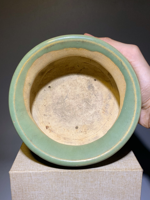 古玩陶瓷清中期宜興窯綠釉三足爐拍賣,當前價格999元