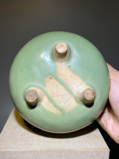 古玩陶瓷清中期宜興窯綠釉三足爐拍賣,當前價格999元