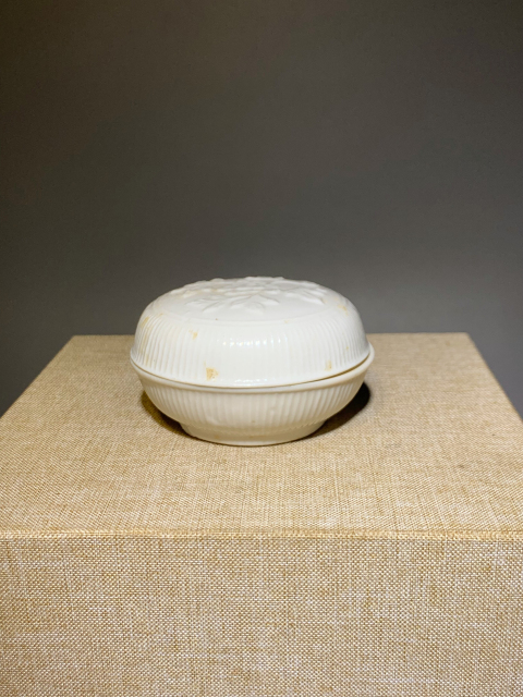 古玩陶瓷精品德化窯甜白釉印花花卉紋粉盒拍賣,當(dāng)前價(jià)格6888元