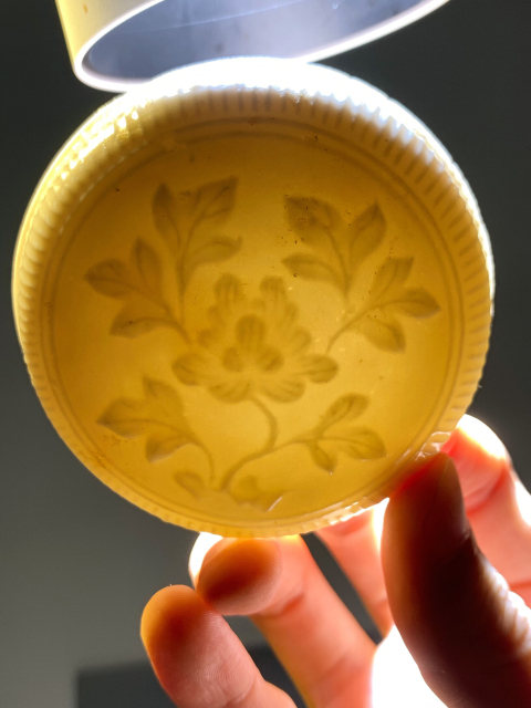 古玩陶瓷精品德化窯甜白釉印花花卉紋粉盒拍賣,當(dāng)前價(jià)格6888元
