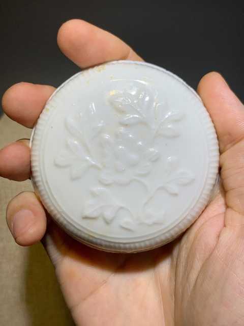 古玩陶瓷精品德化窯甜白釉印花花卉紋粉盒拍賣,當(dāng)前價(jià)格6888元