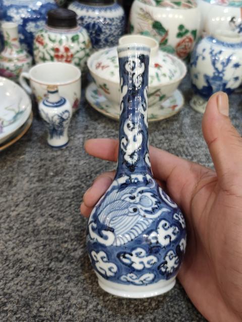 古玩陶瓷清中期青花留白云龍紋長頸瓶拍賣，當前價格1000元