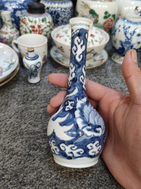 古玩陶瓷清中期青花留白云龍紋長頸瓶拍賣，當前價格1000元