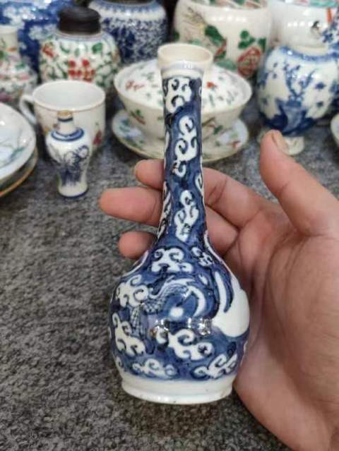 古玩陶瓷清中期青花留白云龍紋長頸瓶拍賣，當前價格1000元