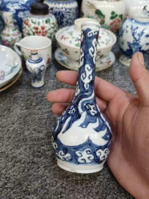 古玩陶瓷清中期青花留白云龍紋長頸瓶拍賣，當前價格1000元