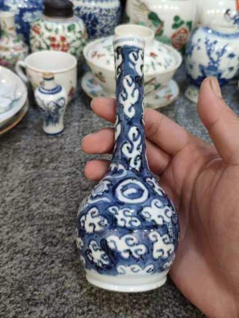 古玩陶瓷清中期青花留白云龍紋長頸瓶拍賣，當前價格1000元