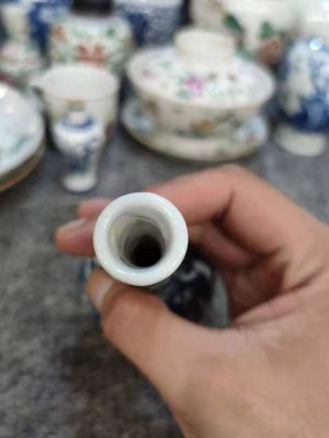 古玩陶瓷清中期青花留白云龍紋長頸瓶拍賣，當前價格1000元