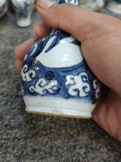 古玩陶瓷清中期青花留白云龍紋長頸瓶拍賣，當前價格1000元