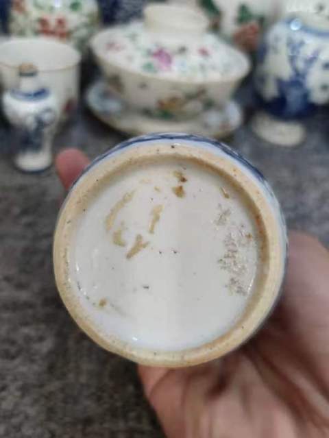 古玩陶瓷清中期青花留白云龍紋長頸瓶拍賣，當前價格1000元