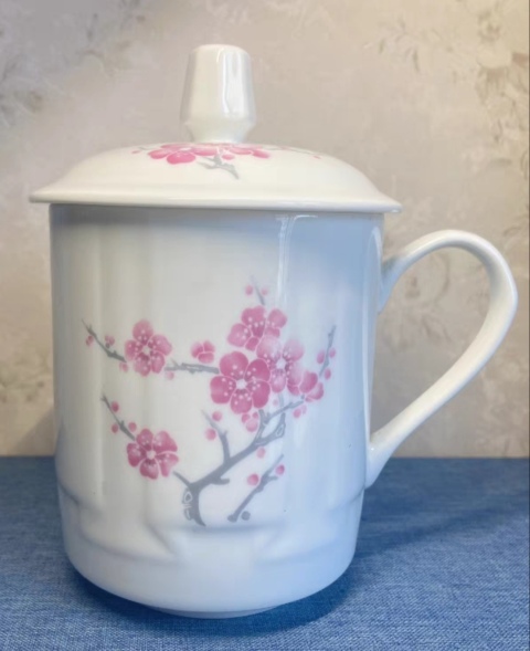 古玩陶瓷精美彩繪梅花詩文手把蓋杯拍賣，當前價格218元