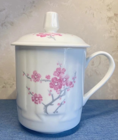 古玩陶瓷精美彩繪梅花詩文手把蓋杯拍賣，當前價格218元