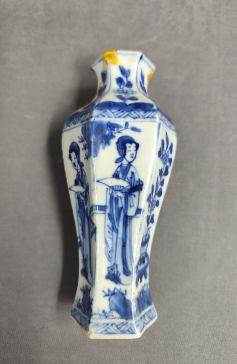 古玩陶瓷康熙四美仕女紋青花瓶拍賣，當(dāng)前價格1200元