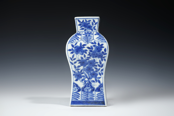 古玩陶瓷青花花卉紋四方瓶真品鑒賞圖