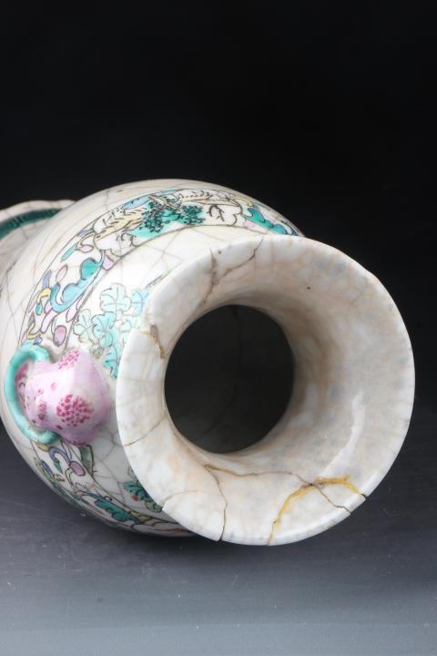 古玩陶瓷【8475】清晚期  哥釉粉彩通景拜相圖獸耳銜環(huán)觀音瓶拍賣，當(dāng)前價(jià)格2200元