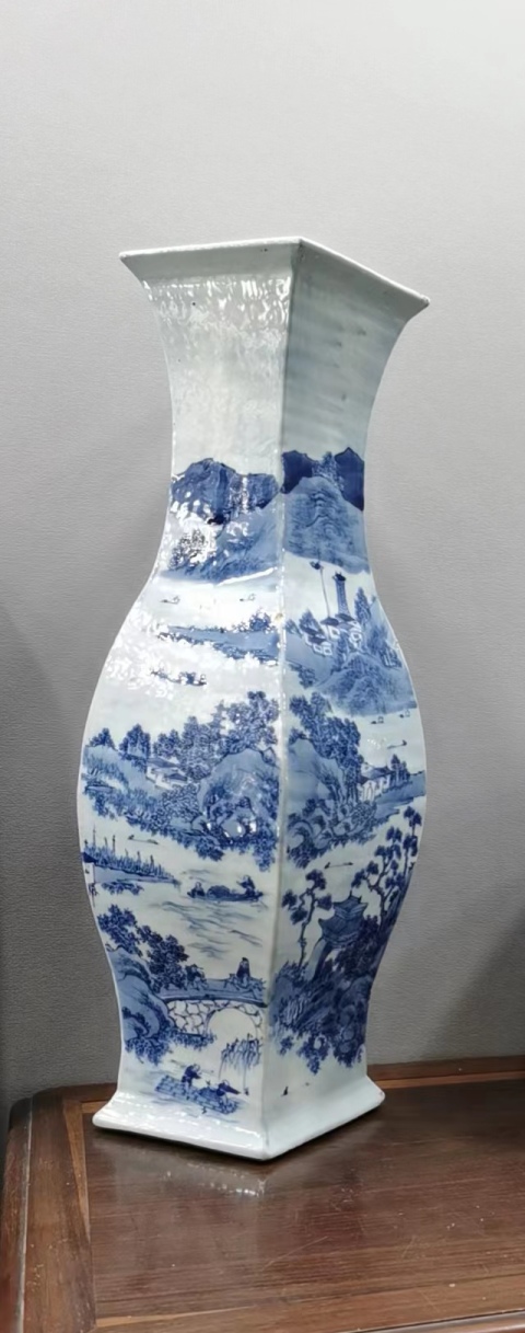 域鉴古玩】青花山水人物纹四方菱形瓶，模糊偏老鉴定结果_青花