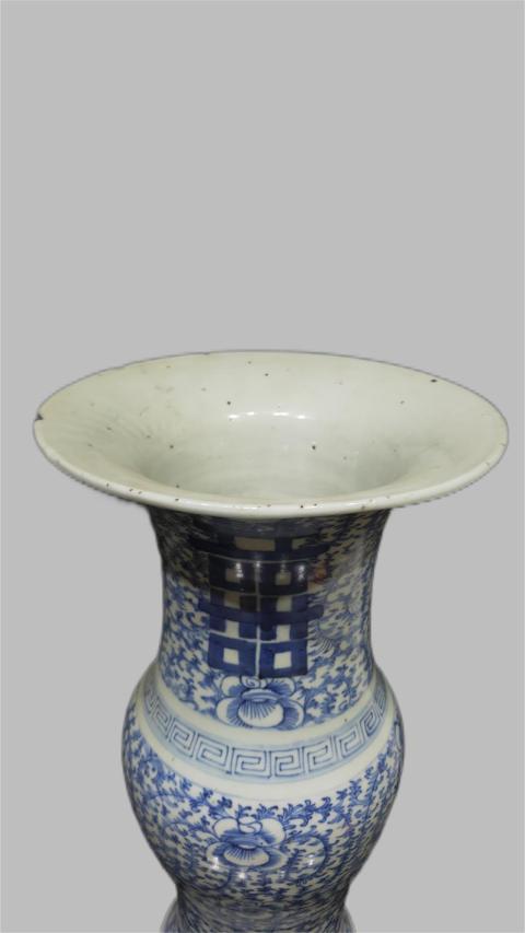 域鉴古玩】清中·成化年制寄托款青花缠枝喜字纹花觚拍卖价格/图片