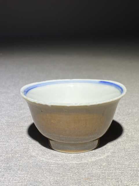 古玩陶瓷【康熙·顯現青花繪畫功力（己保真）】內青花外醬釉杯拍賣，當前價格988元