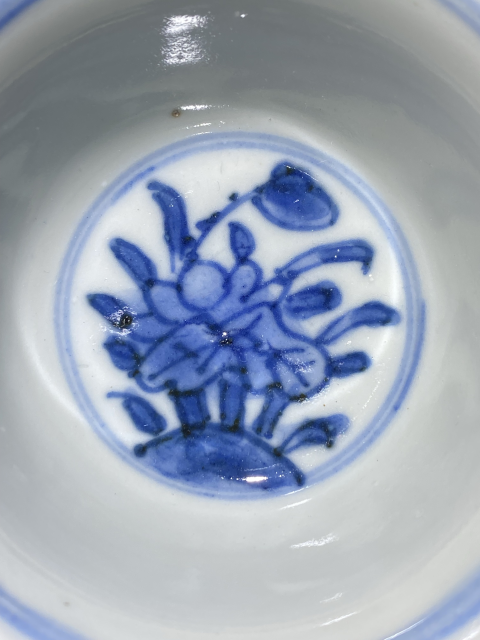 古玩陶瓷【康熙·顯現青花繪畫功力（己保真）】內青花外醬釉杯拍賣，當前價格988元