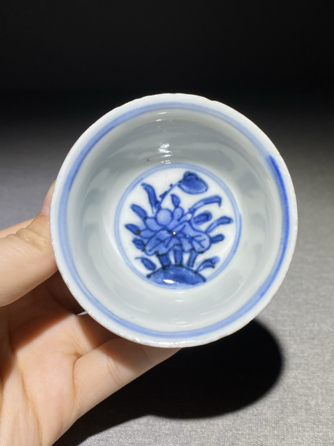古玩陶瓷【康熙·顯現青花繪畫功力（己保真）】內青花外醬釉杯拍賣，當前價格988元