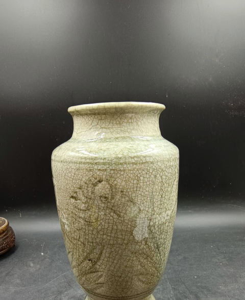 古玩陶瓷明代?青釉刻花撇口瓶拍賣，當前價格4000元