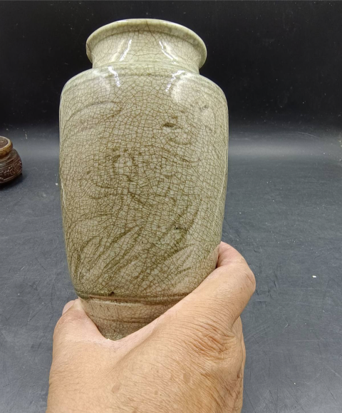 古玩陶瓷明代?青釉刻花撇口瓶拍賣，當前價格4000元