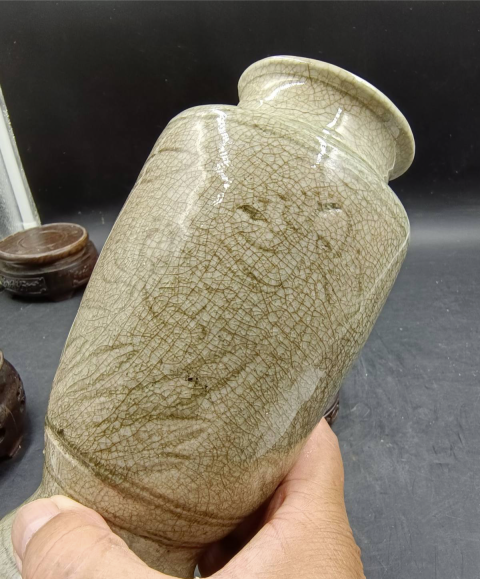 古玩陶瓷明代?青釉刻花撇口瓶拍賣，當前價格4000元