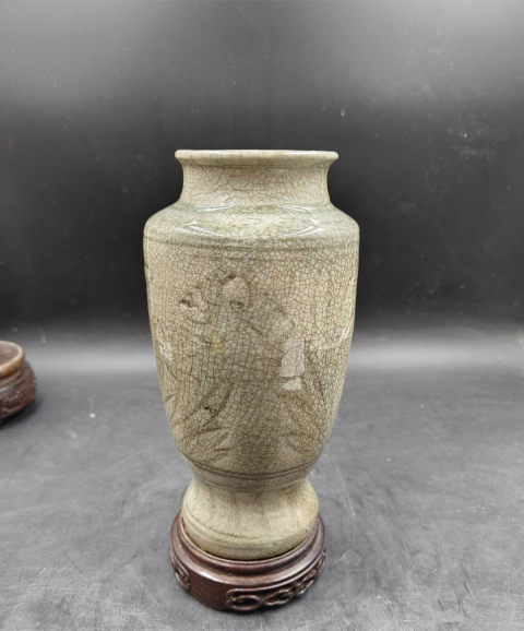 古玩陶瓷明代?青釉刻花撇口瓶拍賣，當前價格4000元