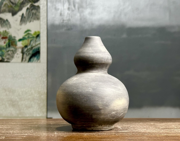 古玩陶瓷清代?黑陶葫蘆瓶拍賣，當前價格1700元