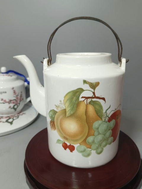 古玩陶瓷彩繪水果紋大提梁壺拍賣,當前價格188元