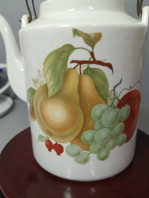 古玩陶瓷彩繪水果紋大提梁壺拍賣,當前價格188元