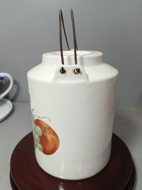 古玩陶瓷彩繪水果紋大提梁壺拍賣,當前價格188元