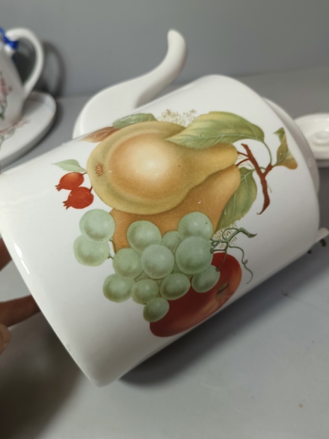 古玩陶瓷彩繪水果紋大提梁壺拍賣,當前價格188元