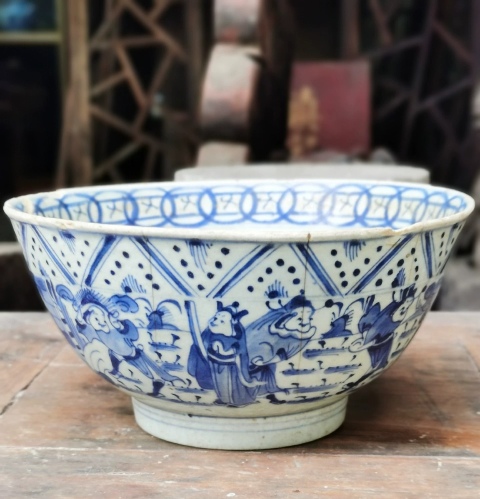 古玩陶瓷八蠻進(jìn)寶正面龍紋青花碗拍賣,當(dāng)前價(jià)格1000元