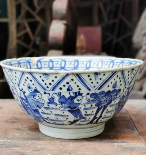 古玩陶瓷八蠻進(jìn)寶正面龍紋青花碗拍賣,當(dāng)前價(jià)格1000元