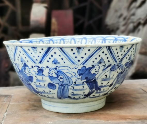 古玩陶瓷八蠻進(jìn)寶正面龍紋青花碗拍賣,當(dāng)前價(jià)格1000元