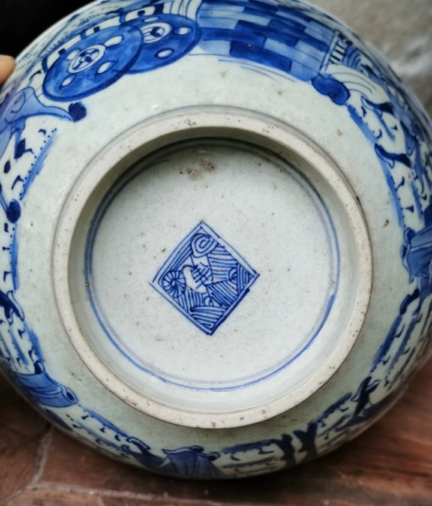 古玩陶瓷八蠻進(jìn)寶正面龍紋青花碗拍賣,當(dāng)前價(jià)格1000元