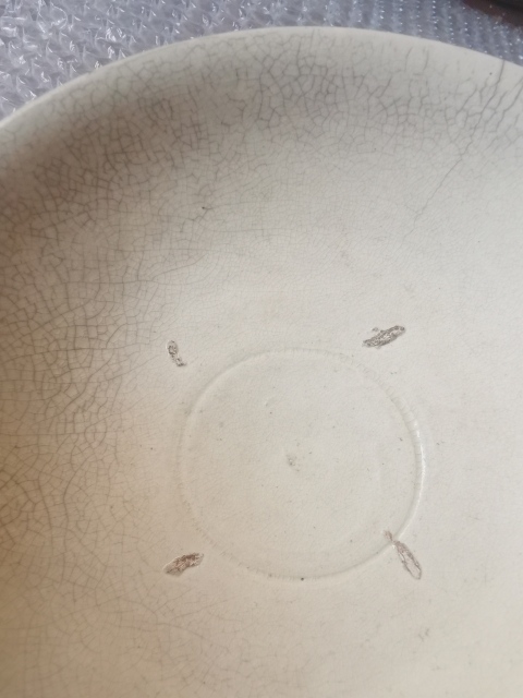 古玩陶瓷宋代，登封窯，芝麻支釘白釉淺碗拍賣，當(dāng)前價格999元