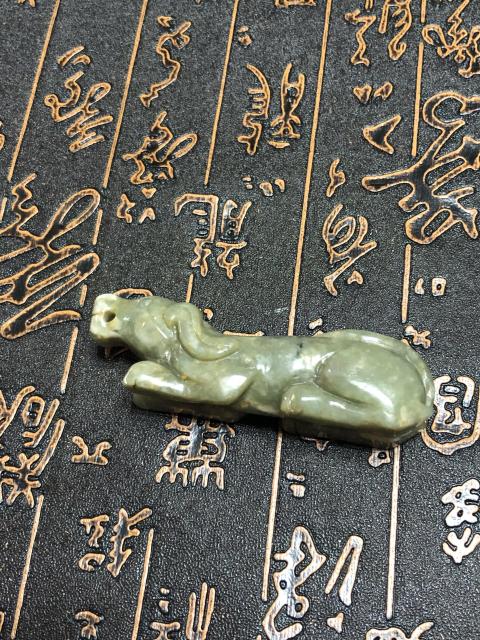 古玩玉器和田玉雕“臥犬”擺件拍賣,當(dāng)前價(jià)格266元