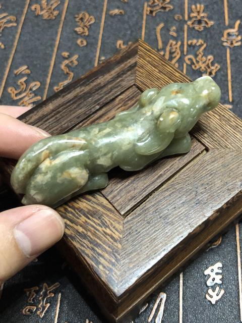 古玩玉器和田玉雕“臥犬”擺件拍賣,當(dāng)前價(jià)格266元