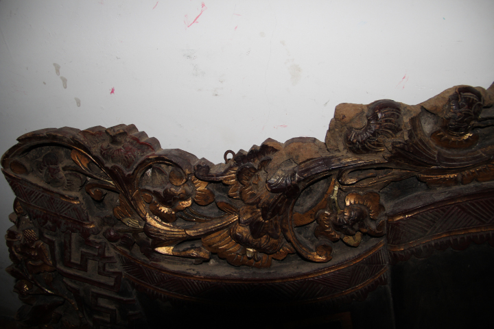 高木大宇　彫刻額　闲是宝 黄杨木| 武僧刀法老练精准，刻画形神兼备，武僧结实魁梧，肌肉