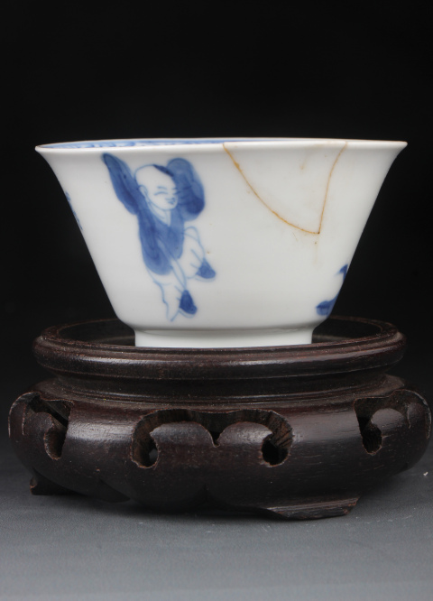 古玩陶瓷【8577】清康熙  青花美人嬰戲圖杯拍賣，當(dāng)前價格2560元