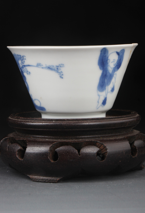 古玩陶瓷【8577】清康熙  青花美人嬰戲圖杯拍賣，當(dāng)前價格2560元