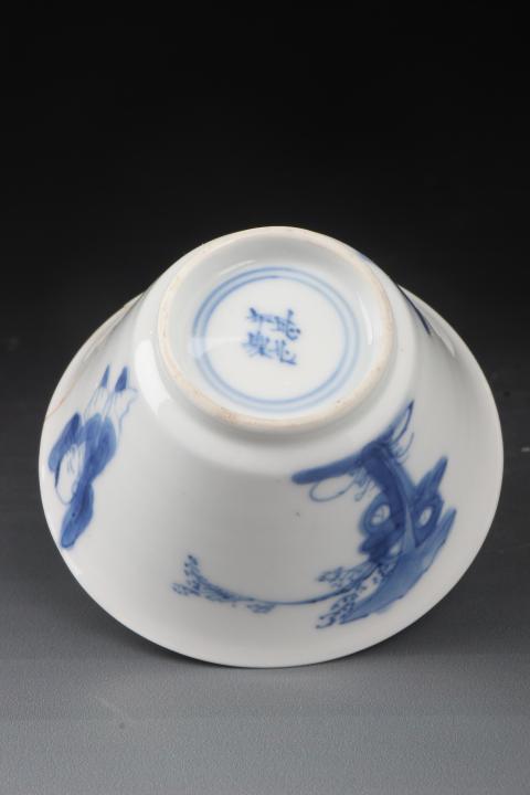 古玩陶瓷【8577】清康熙  青花美人嬰戲圖杯拍賣，當(dāng)前價格2560元