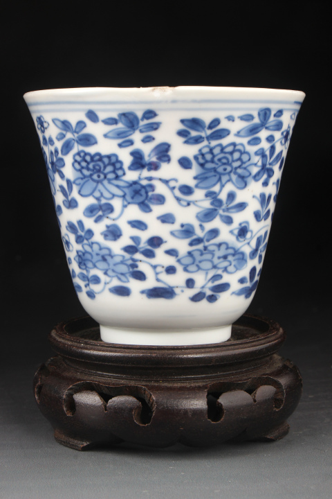 古玩陶瓷【8591】清康熙  青花花卉紋仰鐘杯拍賣(mài)，當(dāng)前價(jià)格3650元